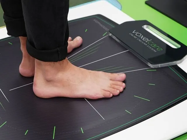 Analyse van de voetbiomechanica met een digitale scanplaat voor podotherapeutische zolen.