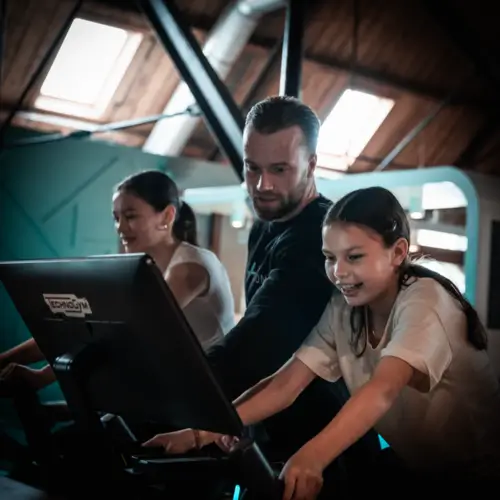 Moderne oefenzaal met diverse fitnessapparaten voor revalidatie en medische trainingstherapie.