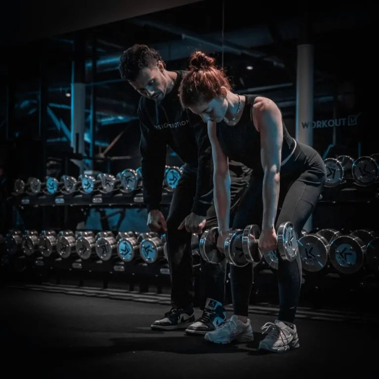Gerichte krachttraining met dumbbells ter verbetering van de belastbaarheid tijdens fysiotherapie.