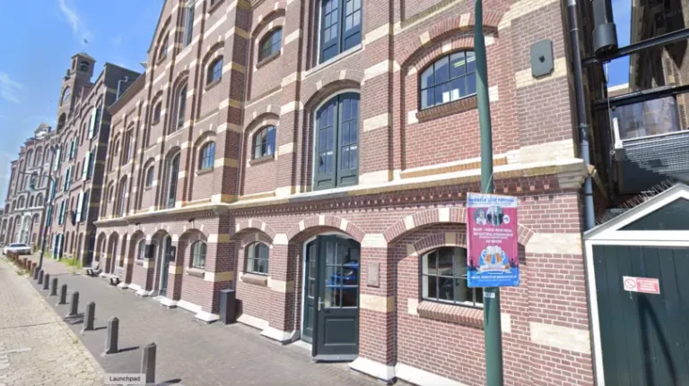 Buitenaanzicht van de toegankelijke fysiotherapiepraktijk Fysio & Motion in Wormer.