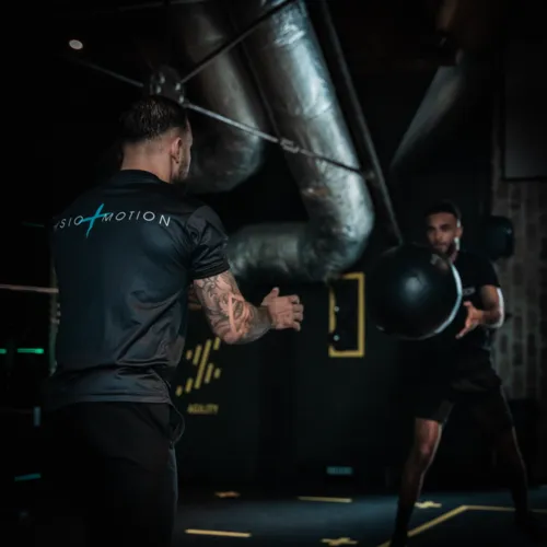 Training met medicijnbal tijdens actieve revalidatie in Amsterdam Zuidoost