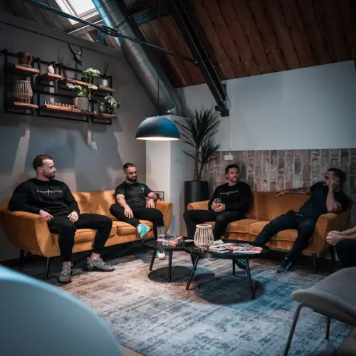 Het team van Fysio & Motion Wormer bespreekt behandelplannen voor een multidisciplinaire aanpak.