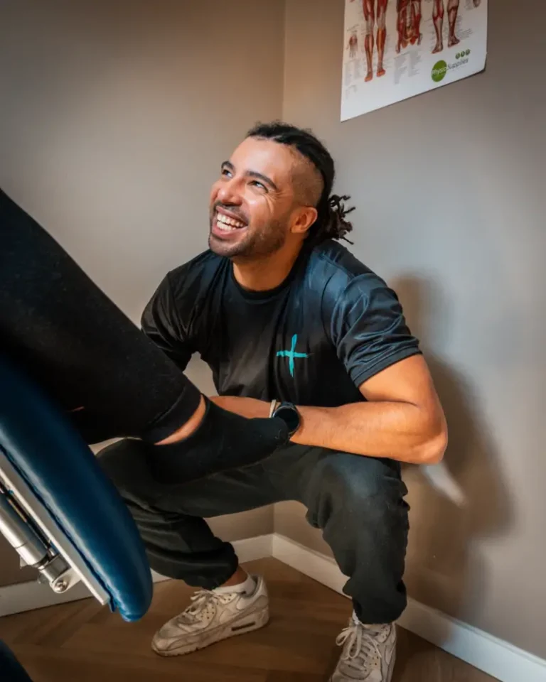 Fysiotherapeut behandelt patiënt met beenklachten bij Fysio & Motion Alkmaar