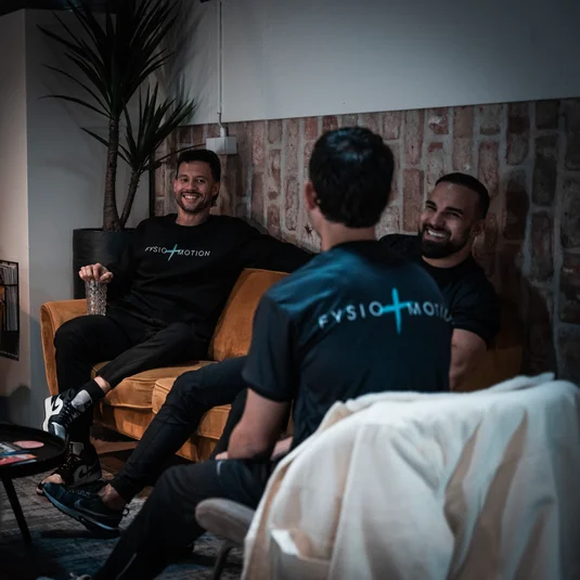 Team van Fysio & Motion in gesprek in de praktijk